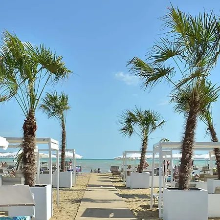 Apartman Stylish Escape With Pool Near The